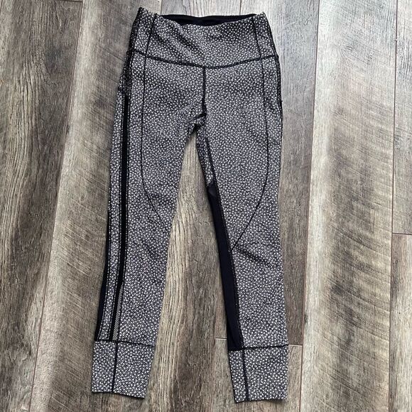 Lululemon Hit It 7/8 Tight 25" Frozen Fizz White Black / Black Size 4 - Picture 7 of 15